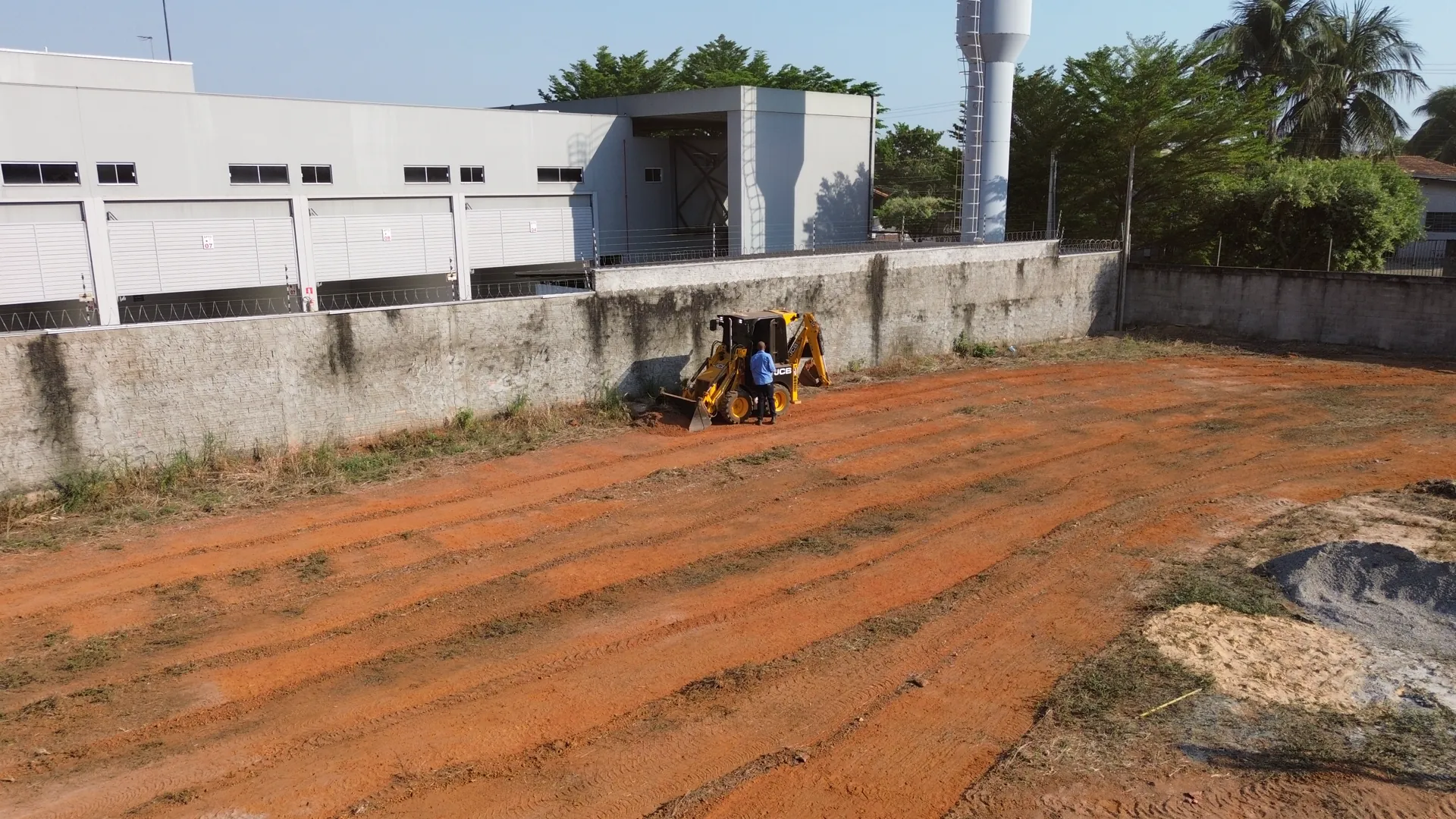 Mini retroescavadeira da Renzzo em operação em terreno de Sinop